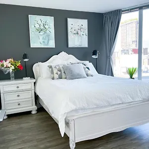 https://downtown-3bd-2ba-viewskytrain2-free-parking.vancouver-hotels-bc.net